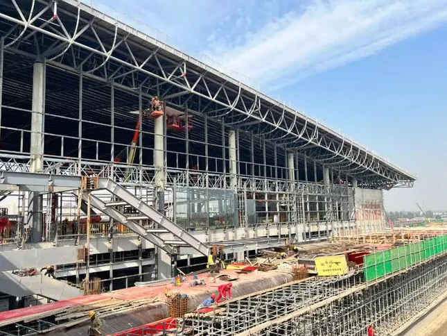 Estação ferroviária pré-fabricada com estrutura de aço leve