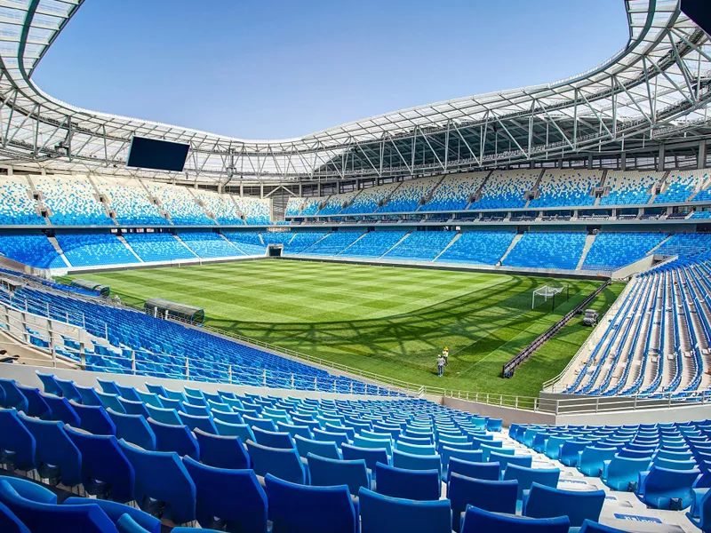 Estádio de futebol com estrutura de aço