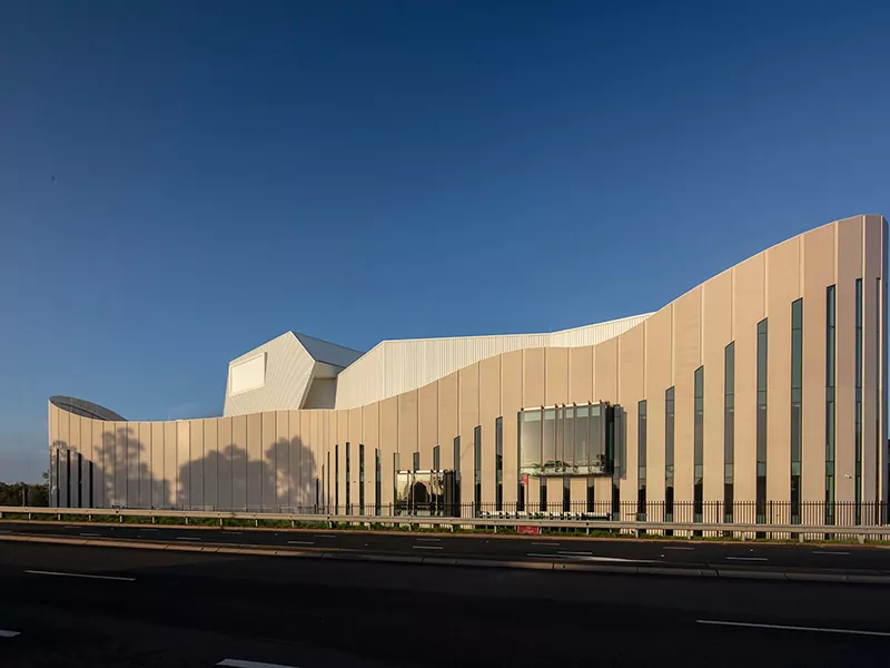 Edifício de teatro com estrutura de aço